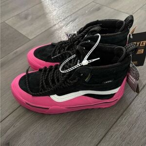Vans Kids Black and Pink SK8 waterproof High-Top size 5.5 in women